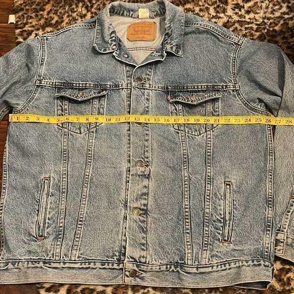 Vintage Levi’s Blue Distressed Relaxed Trucker Denim Jacket Pockets Button - Picture 5 of 14